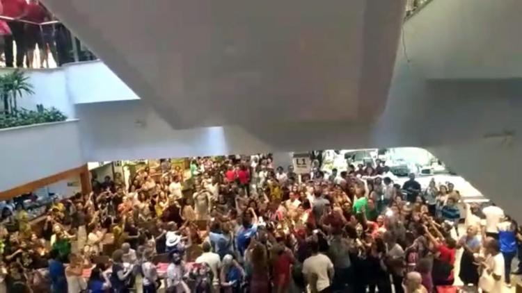 Manifestantes lotam praça de alimentação de Shopping em ato pró Lula